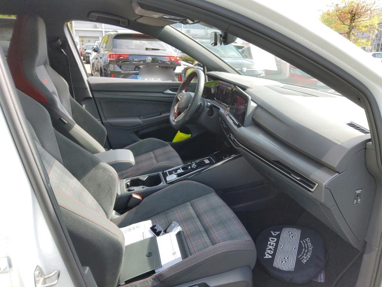 Fahrzeugabbildung Volkswagen Golf VIII GTI 2.0 TSI DSG IQ.Light Navi Kamera