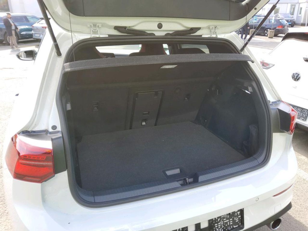 Fahrzeugabbildung Volkswagen Golf VIII GTI 2.0 TSI DSG IQ.Light Navi Kamera