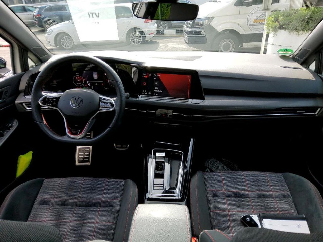 Fahrzeugabbildung Volkswagen Golf VIII GTI 2.0 TSI DSG IQ.Light Navi Kamera