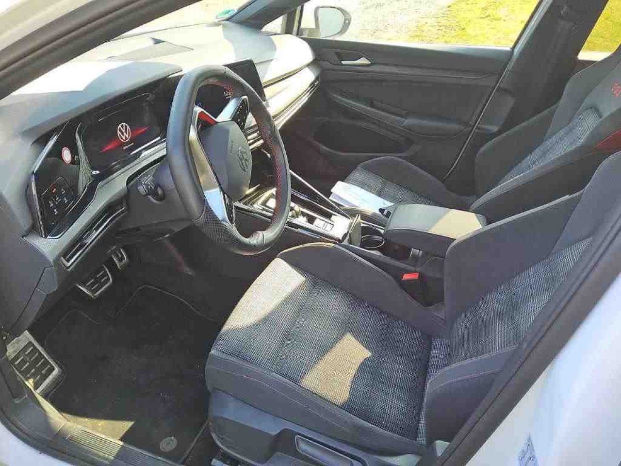 Fahrzeugabbildung Volkswagen Golf VIII GTI 2.0 TSI DSG Navi LED-Plus Kamera