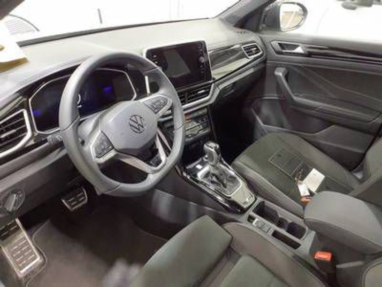 Fahrzeugabbildung Volkswagen T-Roc R-Line 1.5 TSI DSG AHK ergoActive Navi LED