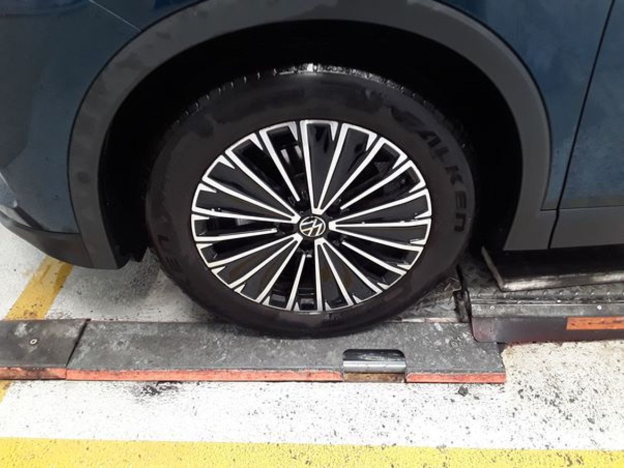 Fahrzeugabbildung Volkswagen Tiguan Life 1.5 eTSI DSG AHK Kamera Navi LED ACC