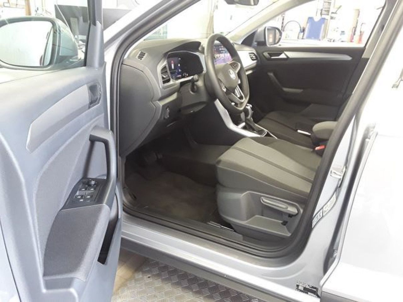 Fahrzeugabbildung Volkswagen T-Roc Life 1.5 TSI DSG Standheizung Kamera Navi