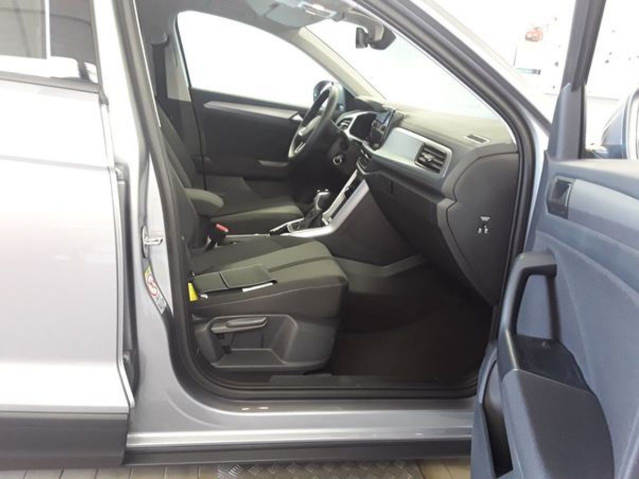 Fahrzeugabbildung Volkswagen T-Roc Life 1.5 TSI DSG Standheizung Kamera Navi