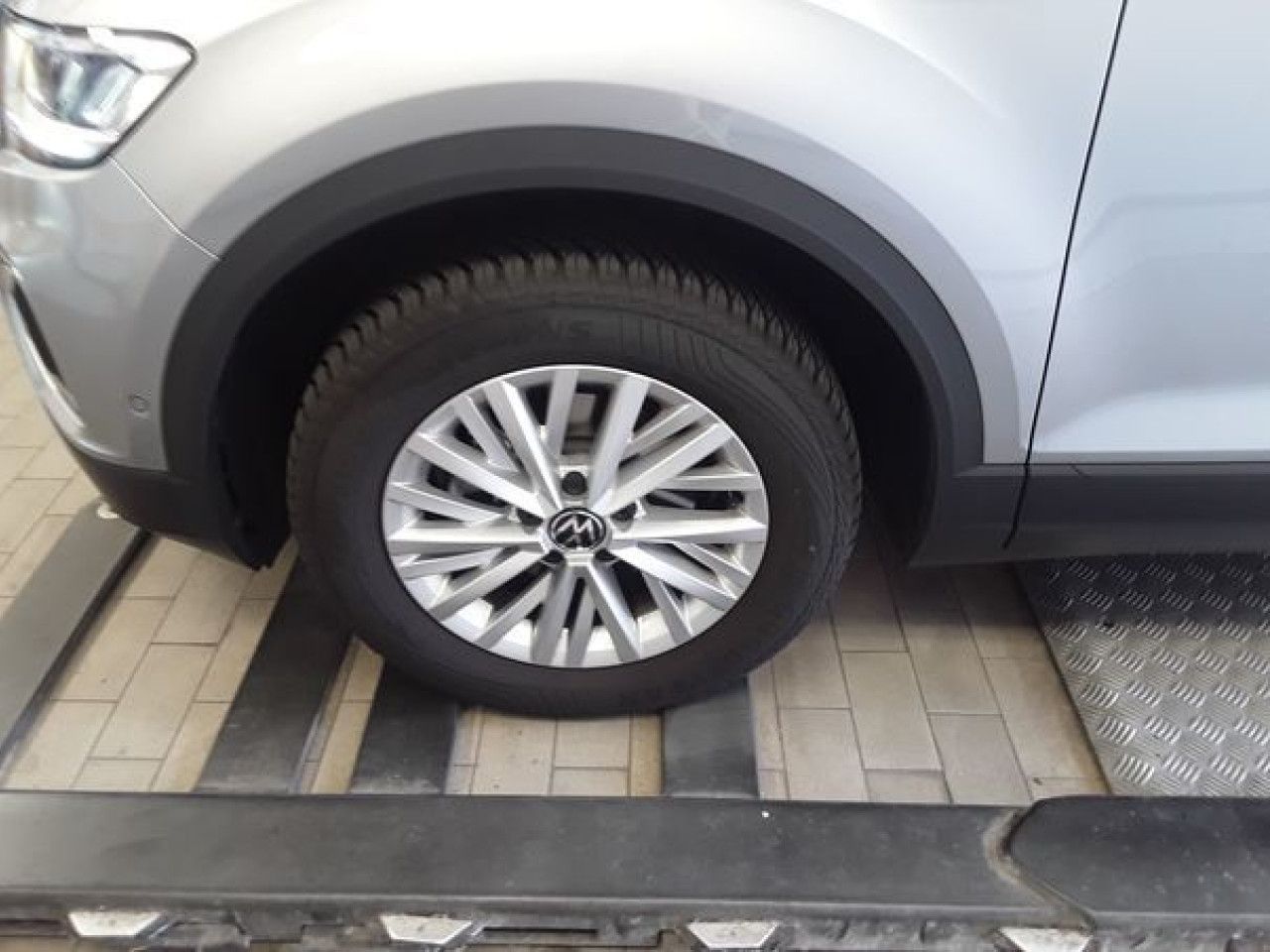 Fahrzeugabbildung Volkswagen T-Roc Life 1.5 TSI DSG Standheizung Kamera Navi