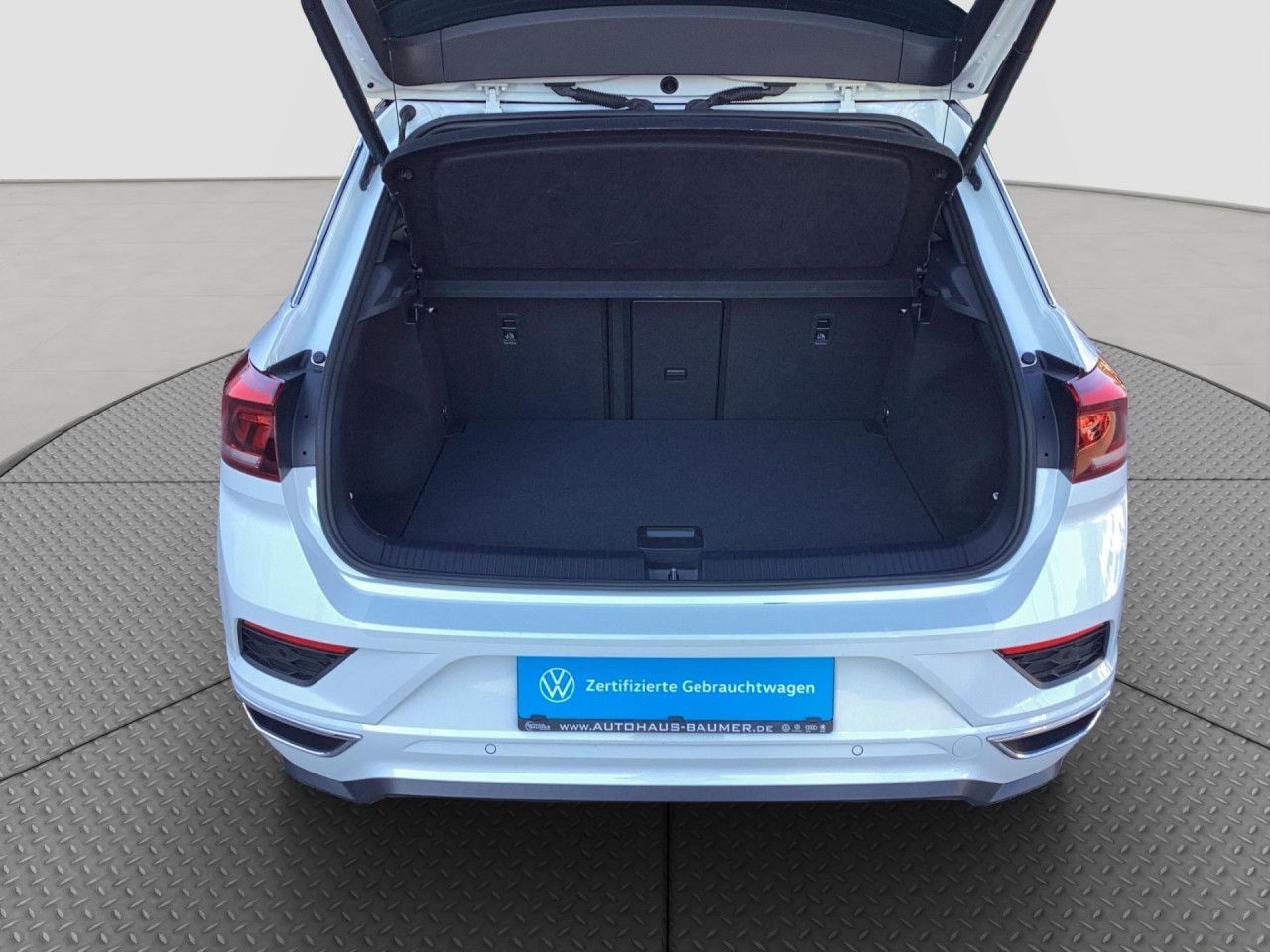 Fahrzeugabbildung Volkswagen T-ROC Sport 1.5 TSI DSG R-Line AHK Alu 19 LED