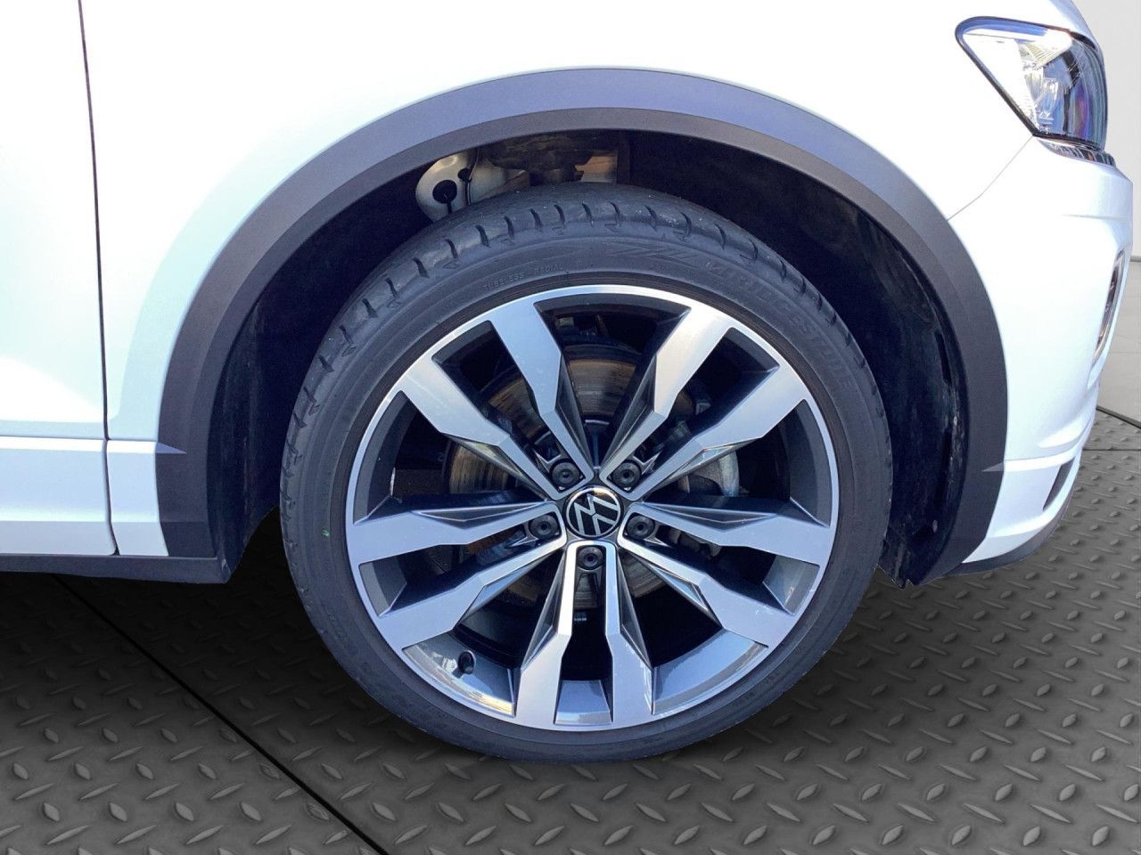 Fahrzeugabbildung Volkswagen T-ROC Sport 1.5 TSI DSG R-Line AHK Alu 19 LED