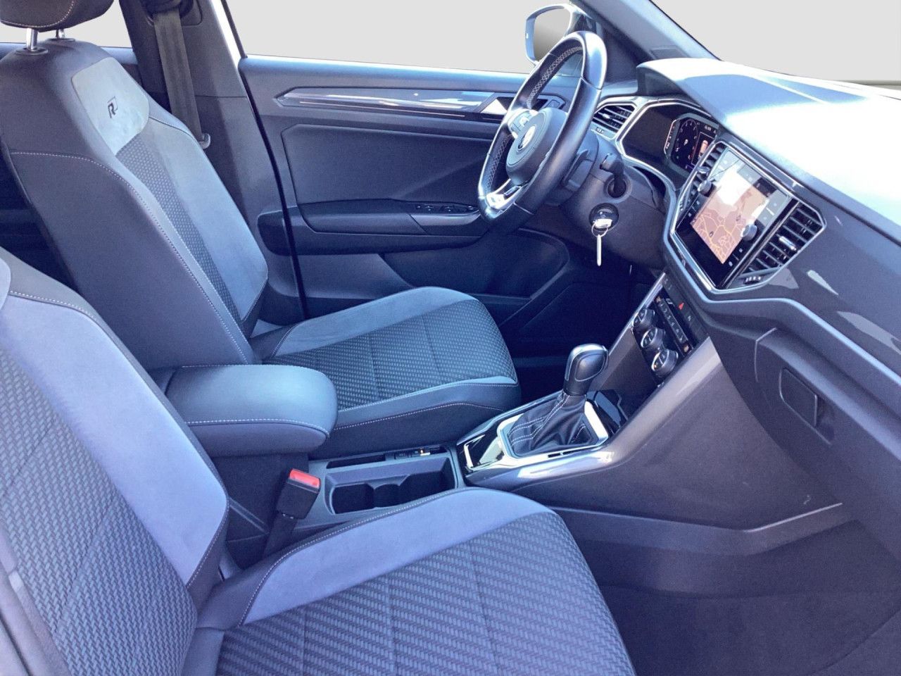 Fahrzeugabbildung Volkswagen T-ROC Sport 1.5 TSI DSG R-Line AHK Alu 19 LED