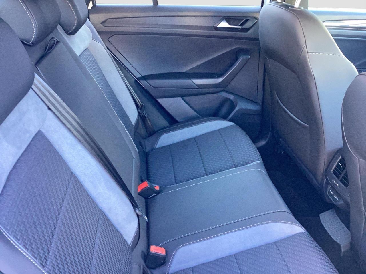 Fahrzeugabbildung Volkswagen T-ROC Sport 1.5 TSI DSG R-Line AHK Alu 19 LED
