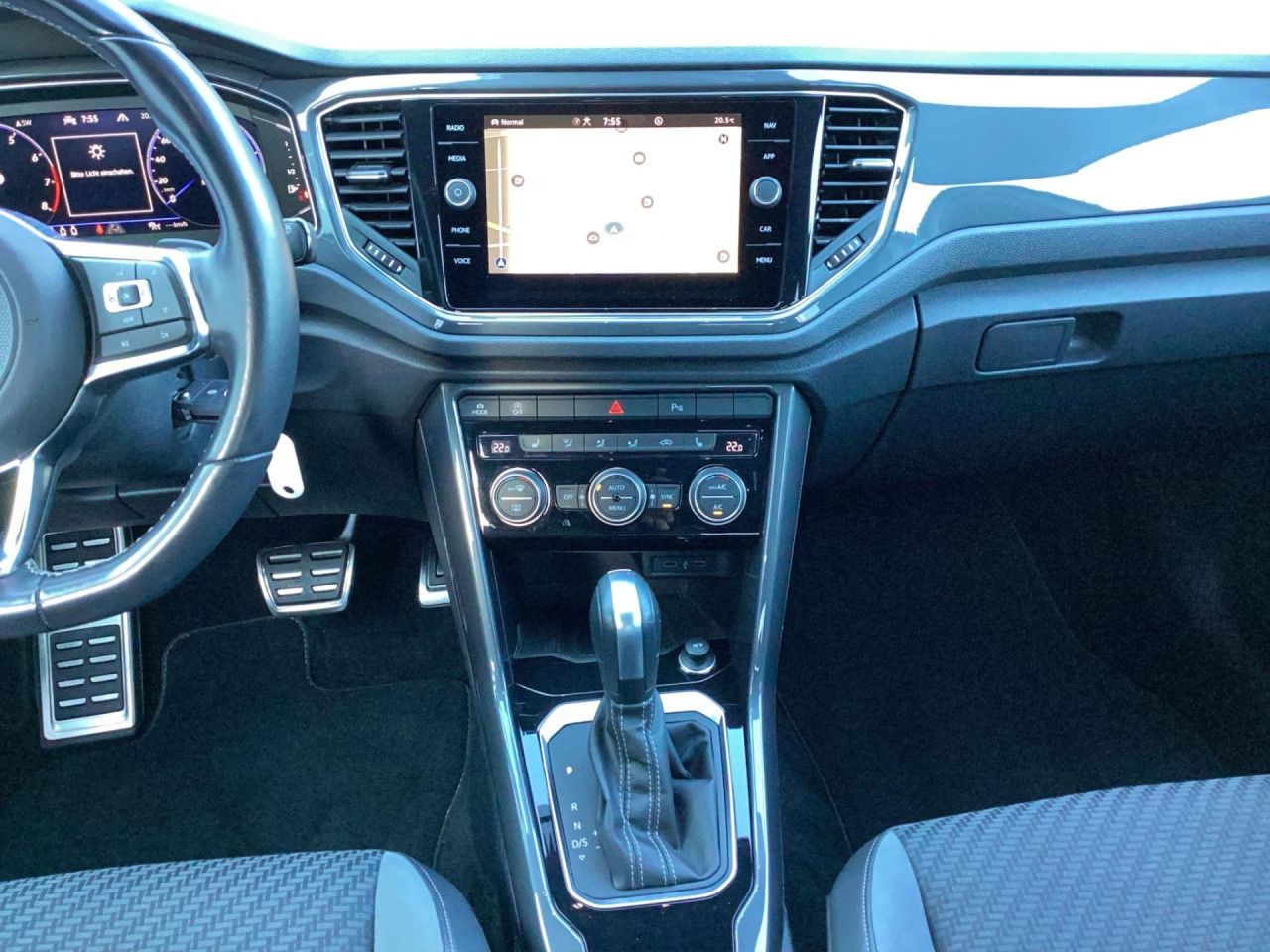 Fahrzeugabbildung Volkswagen T-ROC Sport 1.5 TSI DSG R-Line AHK Alu 19 LED