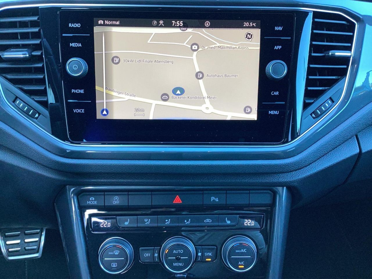 Fahrzeugabbildung Volkswagen T-ROC Sport 1.5 TSI DSG R-Line AHK Alu 19 LED