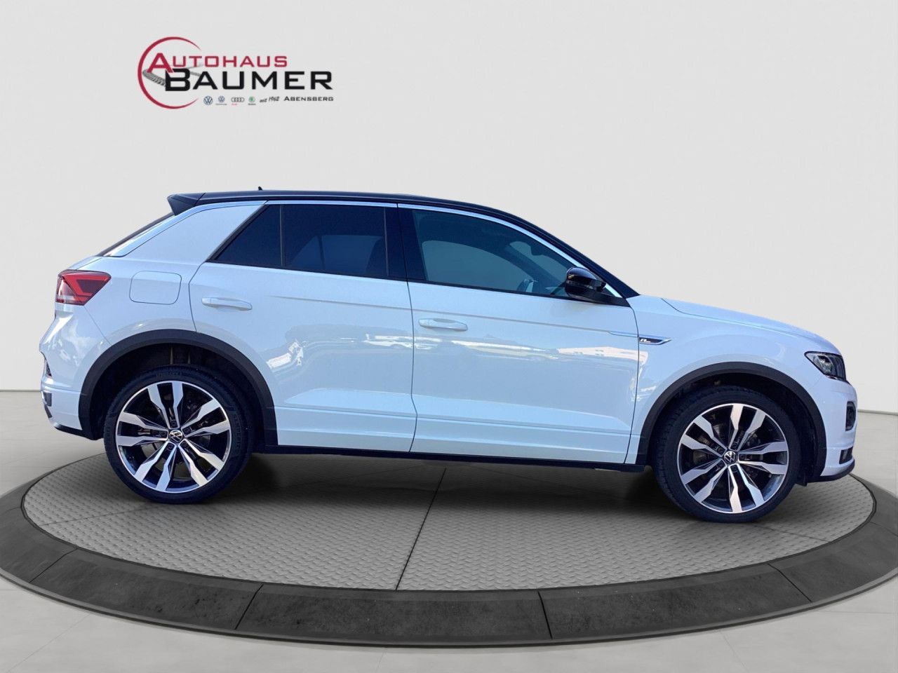 Fahrzeugabbildung Volkswagen T-ROC Sport 1.5 TSI DSG R-Line AHK Alu 19 LED