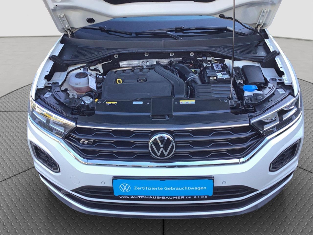 Fahrzeugabbildung Volkswagen T-ROC Sport 1.5 TSI DSG R-Line AHK Alu 19 LED