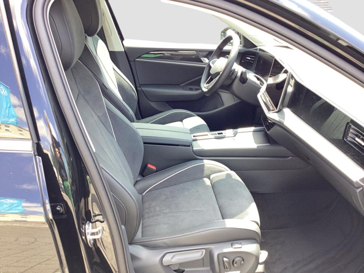 Fahrzeugabbildung Volkswagen Passat Business 1.5 eTSI DSG AHK Kamera Navi LED