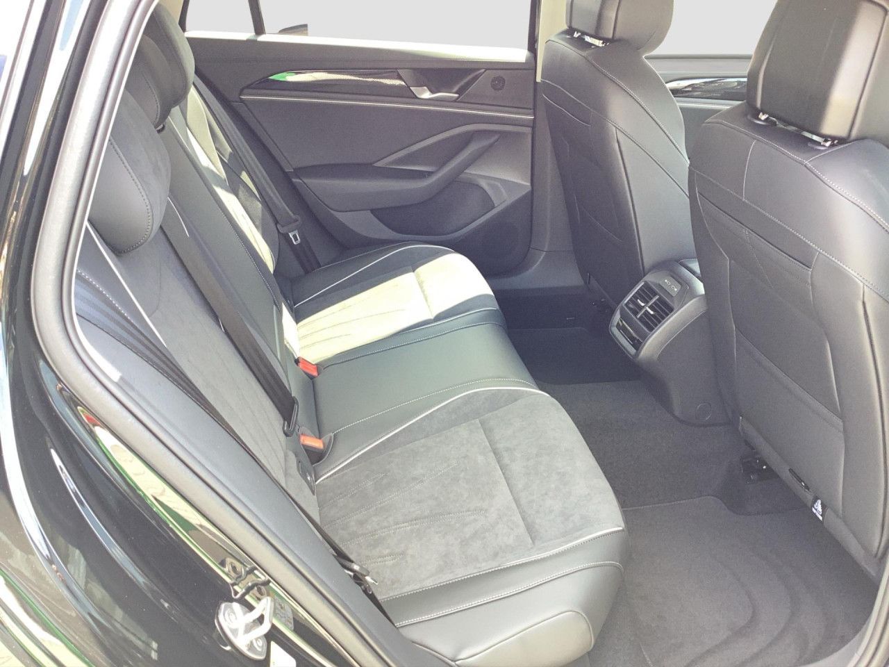 Fahrzeugabbildung Volkswagen Passat Business 1.5 eTSI DSG AHK Kamera Navi LED